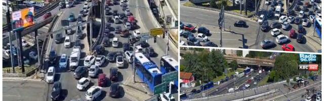 LJUDI IZLAZE IZ AUTOBUSA I NASTAVLJAJU PEŠKE: Totalni zastoj na Autokomandi - vozila IZ SVIH PRAVACA se jedva kreću (FOTO)