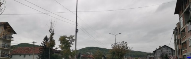 Saobraćajna nezgoda u Novom Pazaru, automobil završio na trotoaru (Foto)