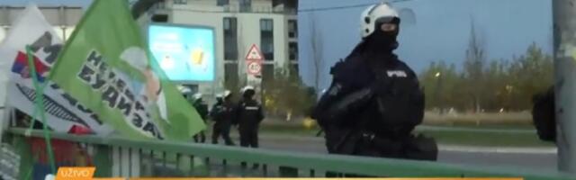 Policija na Savskom mostu: Barikadama zatvorene most, počelo skidanje asfalta i šina (FOTO)
