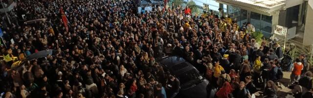 "Nismo rulja, ljulja se hulja": Studenti i građani ispred zgrade RTS-a (VIDEO, FOTO)