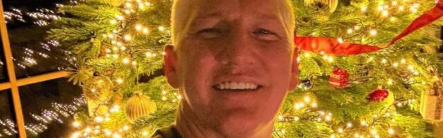 Švajnštajger pokazao kako proslavlja Božić nakon razvoda od Ane: Pozira pored raskošne jelke, osmeh ne skida