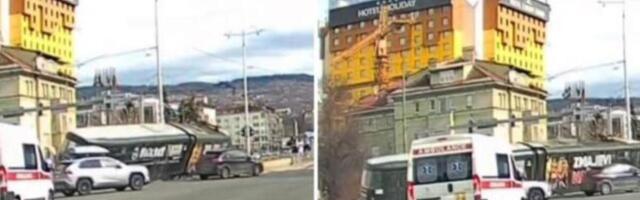 Novi snimak izletanja tramvaja iz šina u Sarajevu: Dečko poginuo u nesreći, devojci amputirana noga (VIDEO)