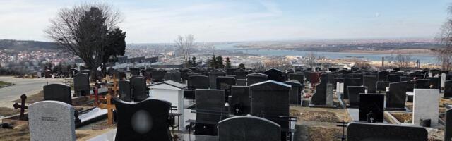 Groblje Lešće po mnogo čemu je drugačije: Blizu je centru, klima je "planinska", sa njega se vidi ceo grad