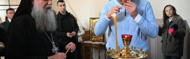 Вучић у селу Кусадак, обишао манастир Пиносава