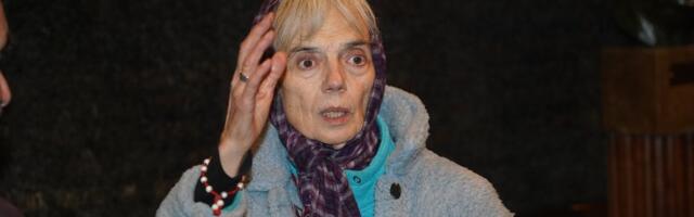 "Žao mi je ove žene": Naša glumica beskućnica snimljena u Knez Mihailovoj kako igra uz ulične svirače (VIDEO)