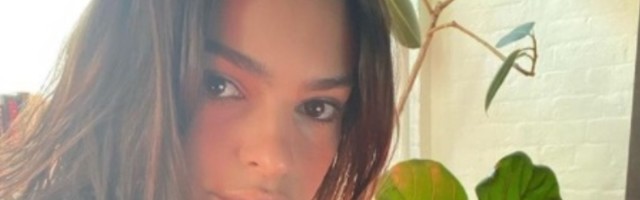 'Anđeo u mom stomaku': Emili Ratajkovsi pozirala na plaži u trećem trimestru trudnoće (FOTO)