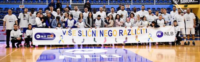 VIŠE SLIČNI NEGO RAZLIČITI Turnir Druge ABA lige u Širokom Brijegu počeo humanim činom - svi igrači izašli u različitim čarapama /FOTO/