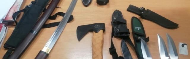 Hladno oružje i gasni pištolj skriveni u automobilu