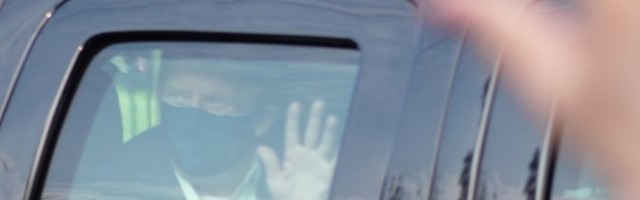 (VIDEO) TRAMP NAKRATKO IZAŠAO IZ BOLNICE! MAHAO OKUPLJENIM PRISTALICAMA SA CRNOM MASKOM NA LICU!