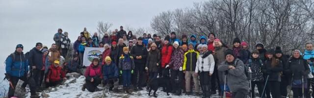 Preko 100 planinara, rekreativaca i dece na vrhu Crni kamen