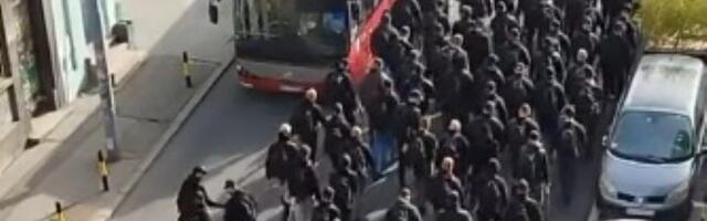 Maskirani muškarci u crnom krenuli sa Zelenog venca: Neki su već u Pionirskom parku (VIDEO)