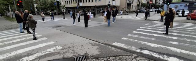 Kragujevčani 90. put na raskrsnici kod "Uzora" odali poštu žrtvama novosadske tragedije (FOTO)