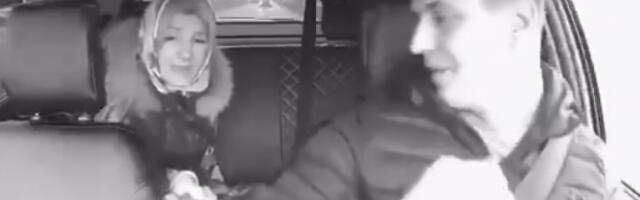 "UGASI MUZIKU ILI TE SEČEM” – Baka mačetom napala TAKSISTU zbog pogrešne pesme!