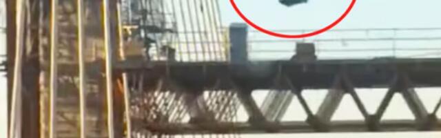 Покретни тоалет пао на мост у Севиљи: Нема повређених, саобраћај обустављен