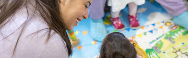 Чукарички обрадовао децу у Звечанској новогодишњим пакетићима