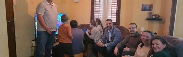 Žarko Mićin i Mihailo Vučević posetili samohranu majku četvoro dece: "Zajedno razvijamo lepši i bolji Novi Sad"