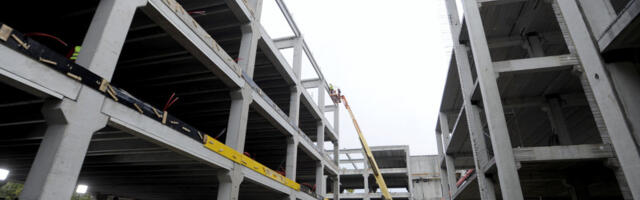 NESREĆA NA GRADILIŠTU U MLADENOVCU! Zemlja se obrušila i zatrpala radnika, lekari mu se bore za život!