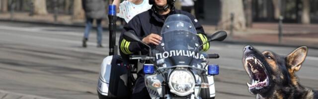 Pas krvnički povredio dete kod Kragujevca: Policajac na motoru ga hitno prevezao u bolnicu