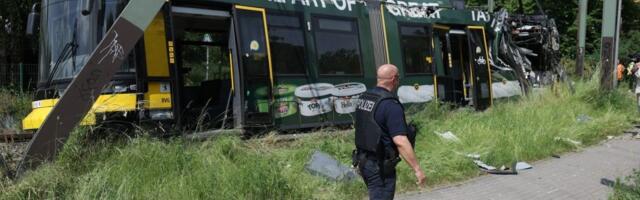 Haos u Berlinu: Tramvaj iskočio iz šina i prepolovio se, veliki broj povređenih! (FOTO)