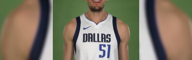 KAD BOBI DRŽI ČAS! Kaži... KONJ! Ne valja, aj Barea ponovo. Ti Hardeveju kaži... POLJUBAC! "Ne, bre, na engleskom, NA SRPSKOM" /VIDEO/