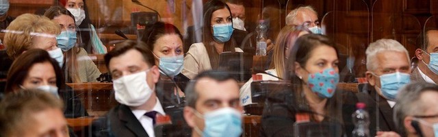 BLIZANCI U KLUPAMA Slika i prilika lažne Skupštine