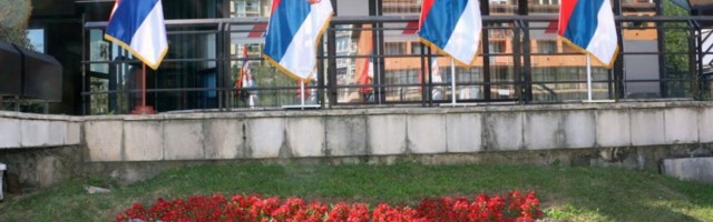PONOSNO SE VIJORI TROBOJKA: Smederevo okićeno državnim zastavama povodom Dana srpskog jedinstva (FOTO)