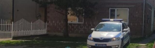 USPAVALA GA LEKOVIMA, ZAKLALA, PA MU TESTEROM ISEKLA NOGE... I TO SVE DOK JOJ JE ĆERKA BILA U KUĆI! Komšija otkrio jezive detalje NEZAPAMĆENOG ZLOČINA KOD ZRENJANINA!