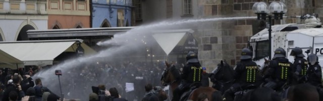ŽESTOKI SUKOBI NA PROTESTU U PRAGU: Policija upotrebila suzavac vodene topove  (FOTO)