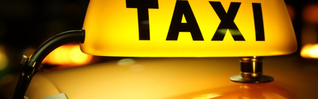 Vozi se čovek taksijem i taksista prolazi kroz jedno crveno svetlo...