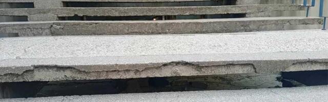 FOTO: Ovim stepenicama svakodnevno prolaze deca, trudnice i lekari