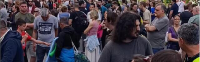 Studenti postavili maketu vage ispred zgrade suda: Na jednom tasu sendviči i novac, na drugom - indeks (FOTO)
