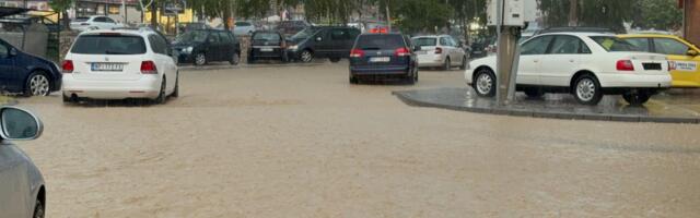 Obilne padavine izazvale poplave u više ulica Novog Pazara (VIDEO)