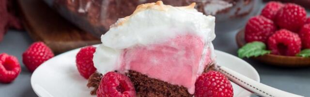 Brzi letnji kolač sa keksom i malinama: Bez pečenja i kuvanja - gotov za 10 minuta