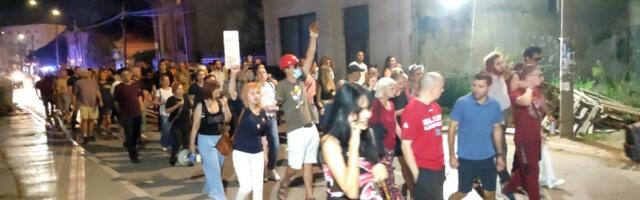 Na protestu u Leskovcu poručeno: Glad za pravdom i dostojanstvenim životom jača od zagušljivog dima roštilja