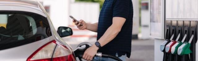 RADI SE SKORO ČITAV DAN ZA PUN REZERVOAR: Od ove računice vam neće biti dobro, evo koliko sati građani moraju da provedu na poslu samo da bi PLATILI GORIVO!