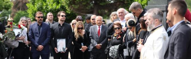 NAJEMOTINIJI TRENUTAK NA SAHRANI VLADIMIRA CVETKOVIĆA! Legenda ispraćena na večni počinak uz Đurđevdan! Pogledajte scenu koja kida dušu!