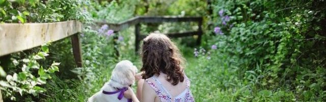 DIVNA DEVOJIČICA! Ovako ona pazi svoju kucu! (Video)