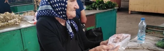 MALI, ALI VELIKI GEST! Odmenio baka Maricu (95) u prodaji na pijaci