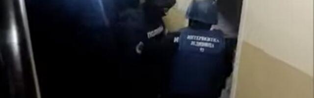 UHAPŠEN NAORUŽANI DILER! U njegovom šabačkom stanu zaplenjena droga i pištolj sa devet metaka!