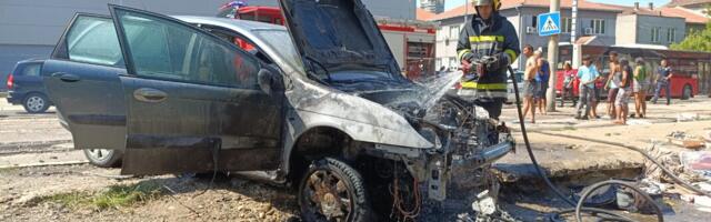 Zapalio se automobil u Beogradu u toku vožnje, vatrogasci spasili roditelje i bebu