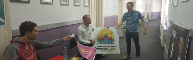 Aktivisti "Kreni-promeni" ispred Novakovićevog kabineta - ne odustaju od besplatnih udžbenika za niške đake
