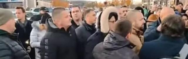 Naprednjaci opkolili opoziciju i građane na blokadi kod Kule Beograd: Svađali se i gurali ih, bilo na ivici sukoba (VIDEO, FOTO)