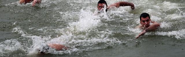 Plivao za časni krst na KIM i podržao studente (FOTO)