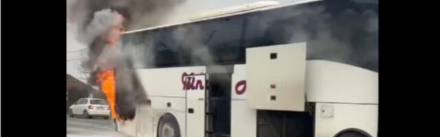 Zapalio se autobus kod Kraljeva: Vatra bukti na sve strane (VIDEO)