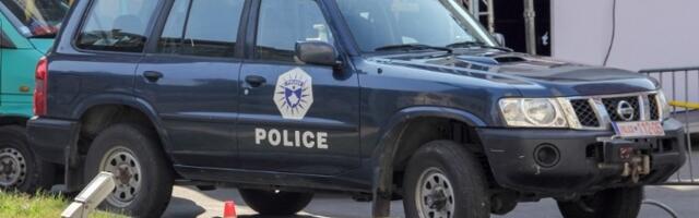 U Prištini i Kosovu Polju policija u pretresima našla kalašnjikov, pištolji, noževe i pasoš Srbije