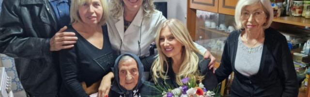 NAJSTARIJA Kragujevčanka Manasija Milenković korača kroz svoju 105. GODINU, ugostila ekipu Doma zdravlja u svom domu u Gornjoj Sabanti (FOTO)
