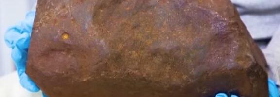 Mislio da je pronašao stenu u kojoj se nalazi zlato: Šokirao se kada je saznao da je u pitanju nešto mnogo vrednije (VIDEO)