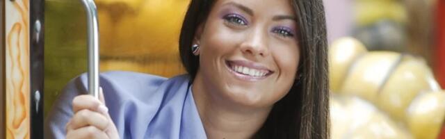 Ne zna gde joj je glava: Mirka Vasiljević snimljena kako jede u kolima!