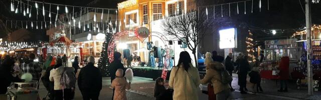 POČEO LOZNIČKI ZIMSKI FESTIVAL, ZIMA-LO: Otvoren Božićni bazar na šetalištu (FOTO)