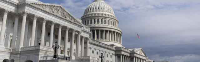 Осумњичени за постављање цевастих бомби у Вашингтону остаје у притвору